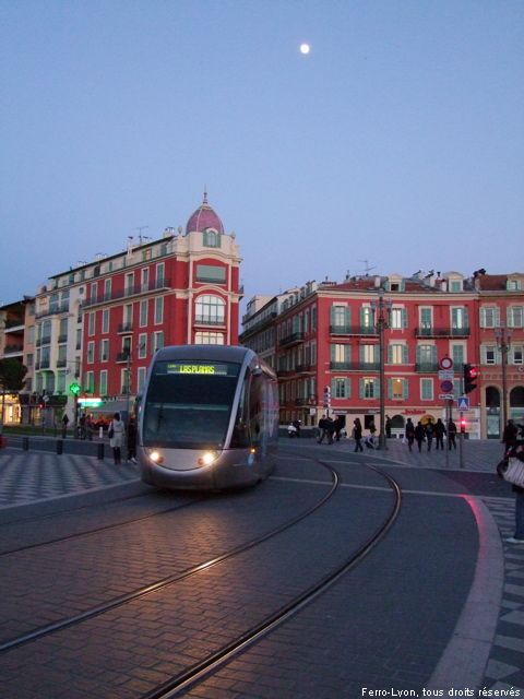 Nice, un tram en direction de Las Planas arrive sur la place Masséna