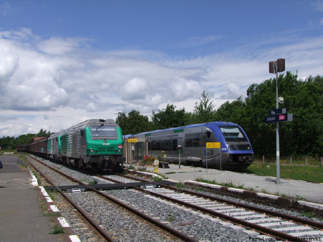 Train marchandises en provenance du Mont-Dore et autorail en attente de départ vers Clermont-Ferrand en gare de Volvic